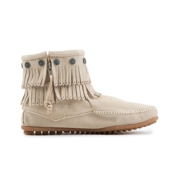 Minnetonka Shoes - ⭐️Minnetonka Double Fringe Suede Short Boits⭐️